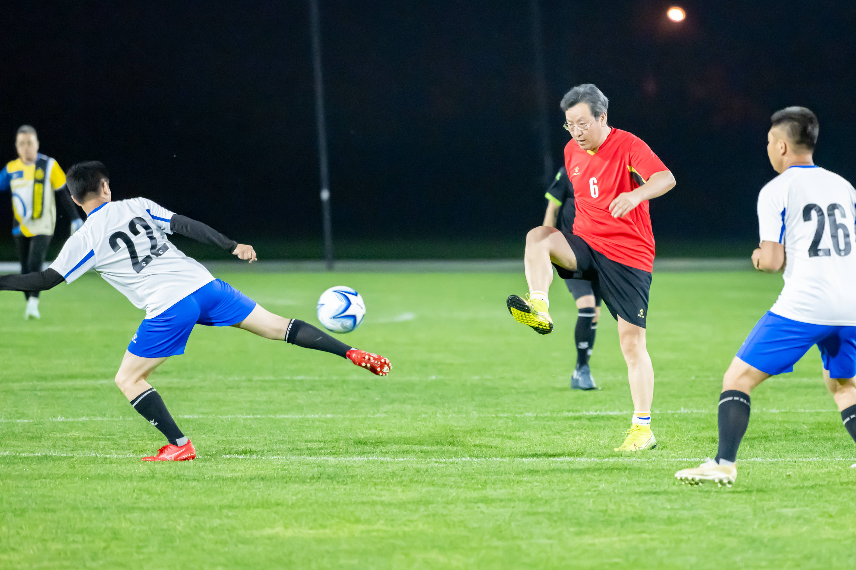 虽然全球经 虽然全球经